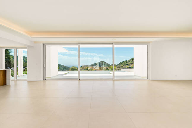 Villa de lujo con salón de doble altura, vistas panorámicas al mar y servicios de resort en Palo Alto, Marbella