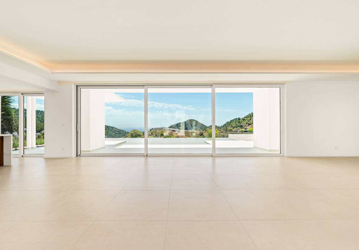 Villa de lujo con salón de doble altura, vistas panorámicas al mar y servicios de resort en Palo Alto, Marbella