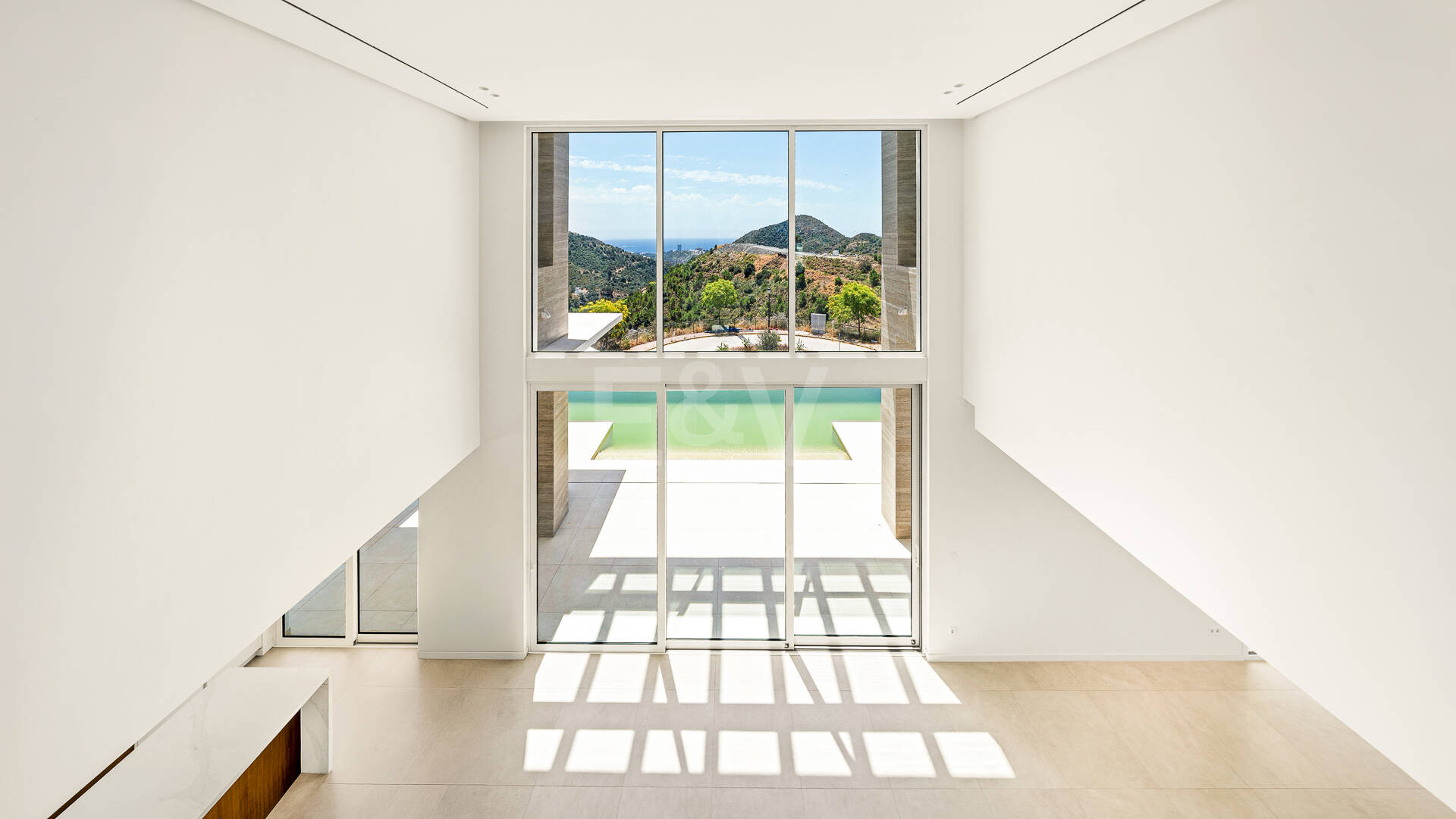 Villa de lujo con salón de doble altura, vistas panorámicas al mar y servicios de resort en Palo Alto, Marbella