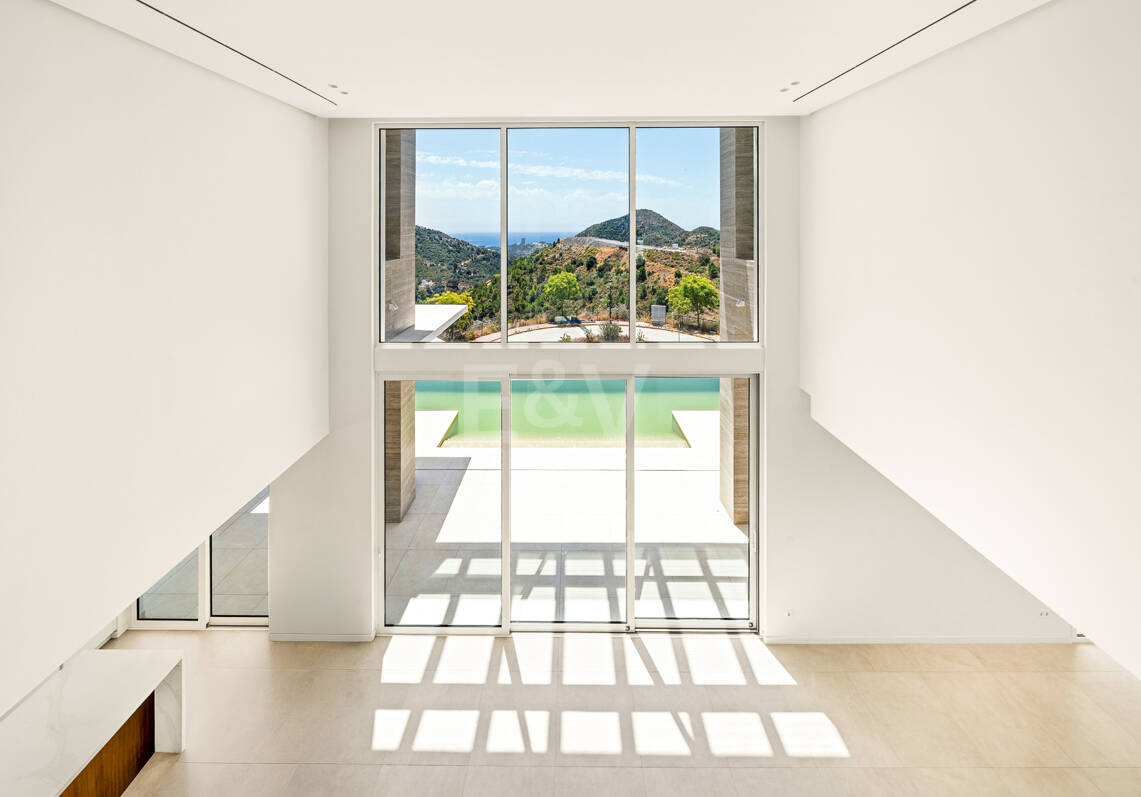 Villa de lujo con salón de doble altura, vistas panorámicas al mar y servicios de resort en Palo Alto, Marbella