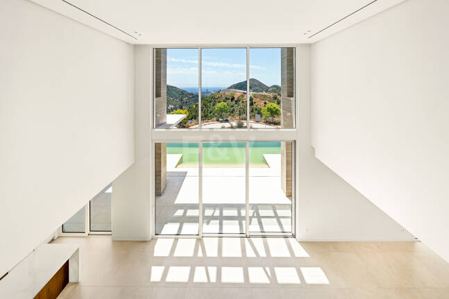 Villa de lujo con salón de doble altura, vistas panorámicas al mar y servicios de resort en Palo Alto, Marbella