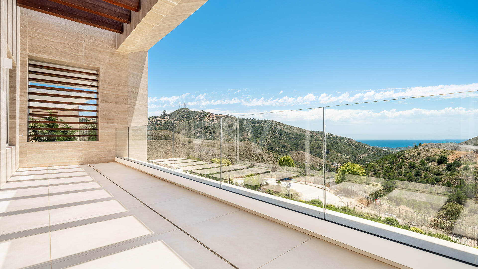 Villa de lujo con salón de doble altura, vistas panorámicas al mar y servicios de resort en Palo Alto, Marbella