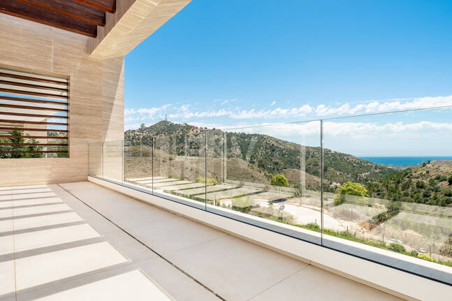 Villa de lujo con salón de doble altura, vistas panorámicas al mar y servicios de resort en Palo Alto, Marbella