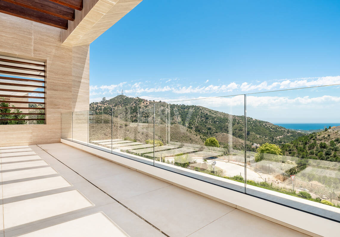 Villa de lujo con salón de doble altura, vistas panorámicas al mar y servicios de resort en Palo Alto, Marbella