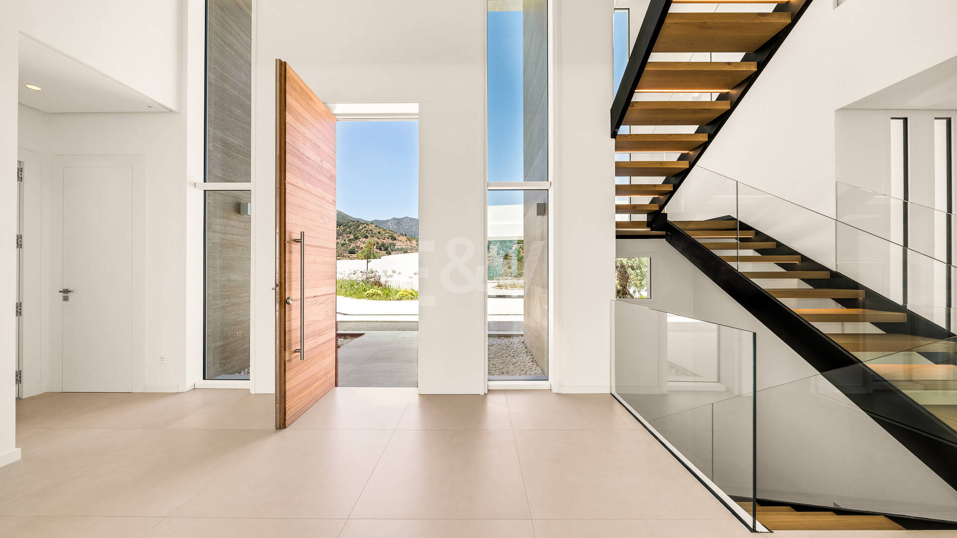 Villa de lujo con salón de doble altura, vistas panorámicas al mar y servicios de resort en Palo Alto, Marbella