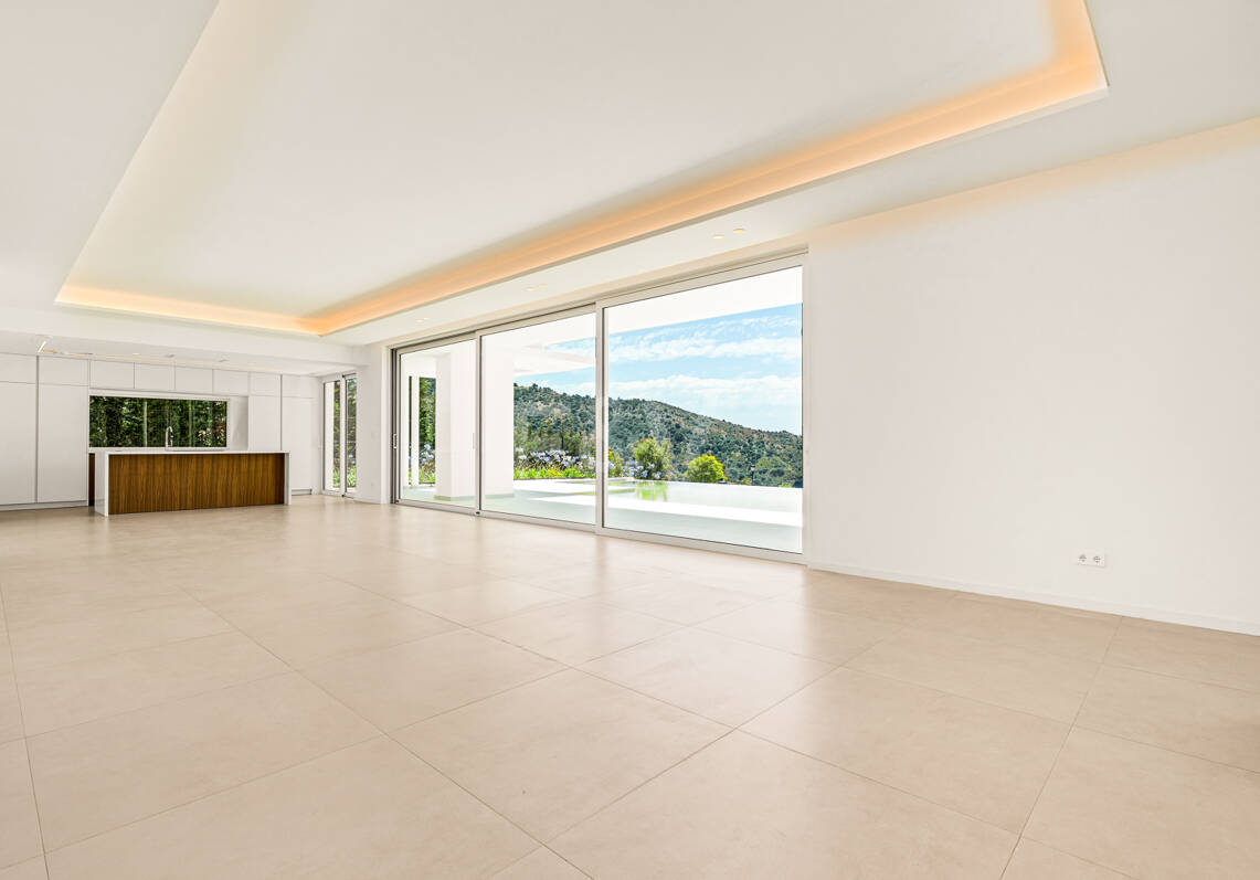 Villa de lujo con salón de doble altura, vistas panorámicas al mar y servicios de resort en Palo Alto, Marbella
