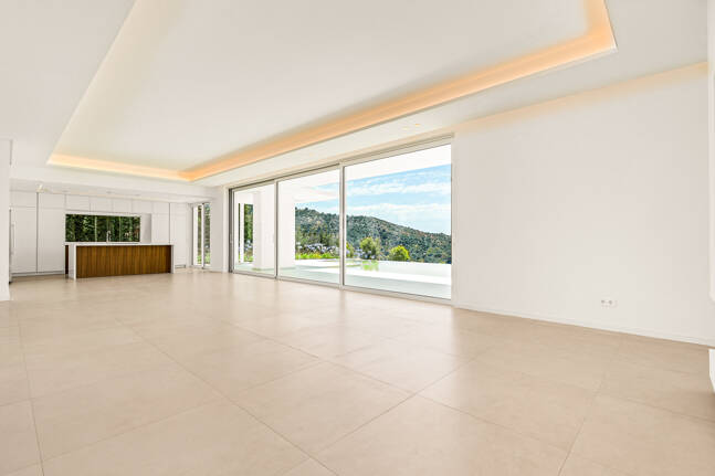 Villa de lujo con salón de doble altura, vistas panorámicas al mar y servicios de resort en Palo Alto, Marbella