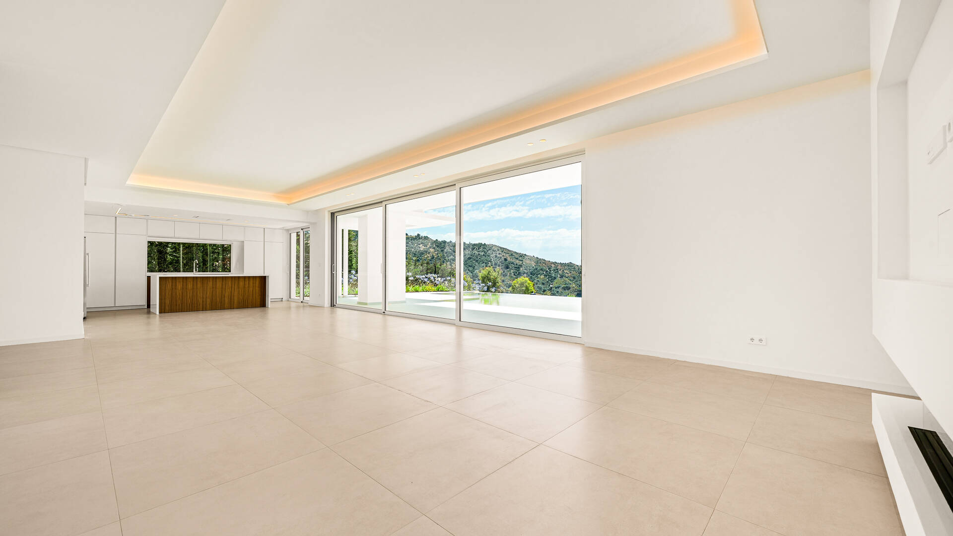 Villa de lujo con salón de doble altura, vistas panorámicas al mar y servicios de resort en Palo Alto, Marbella