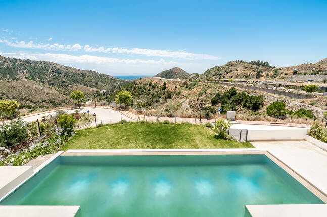 Villa de lujo con salón de doble altura, vistas panorámicas al mar y servicios de resort en Palo Alto, Marbella