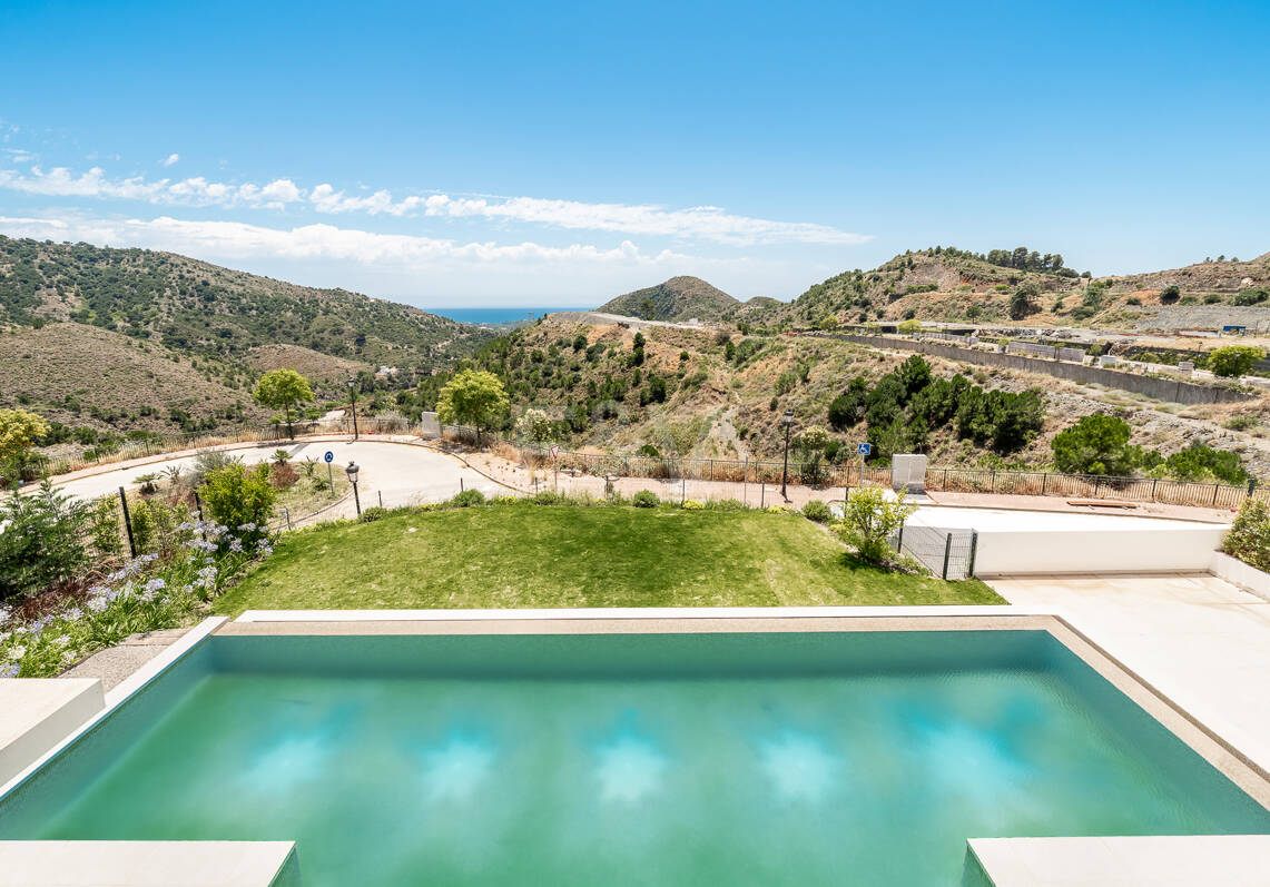 Villa de lujo con salón de doble altura, vistas panorámicas al mar y servicios de resort en Palo Alto, Marbella