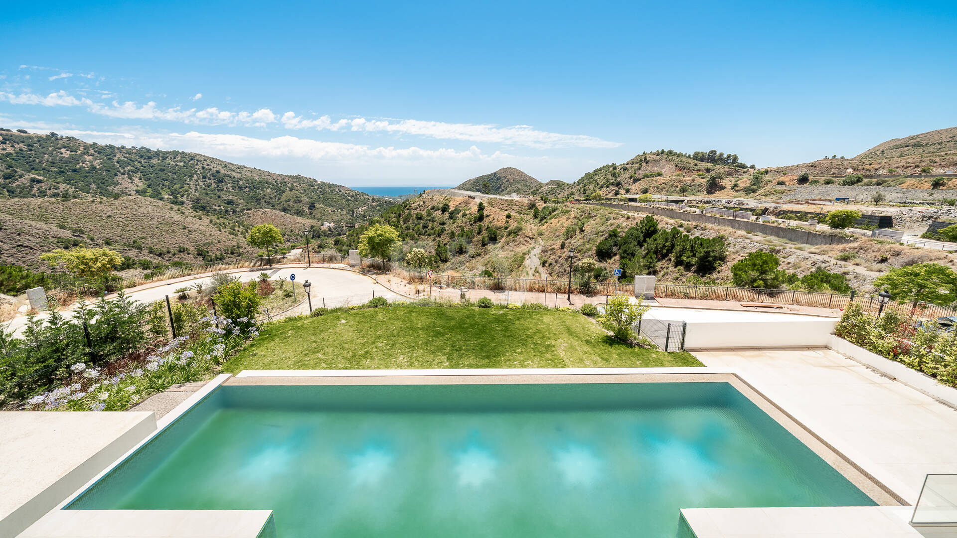 Villa de lujo con salón de doble altura, vistas panorámicas al mar y servicios de resort en Palo Alto, Marbella