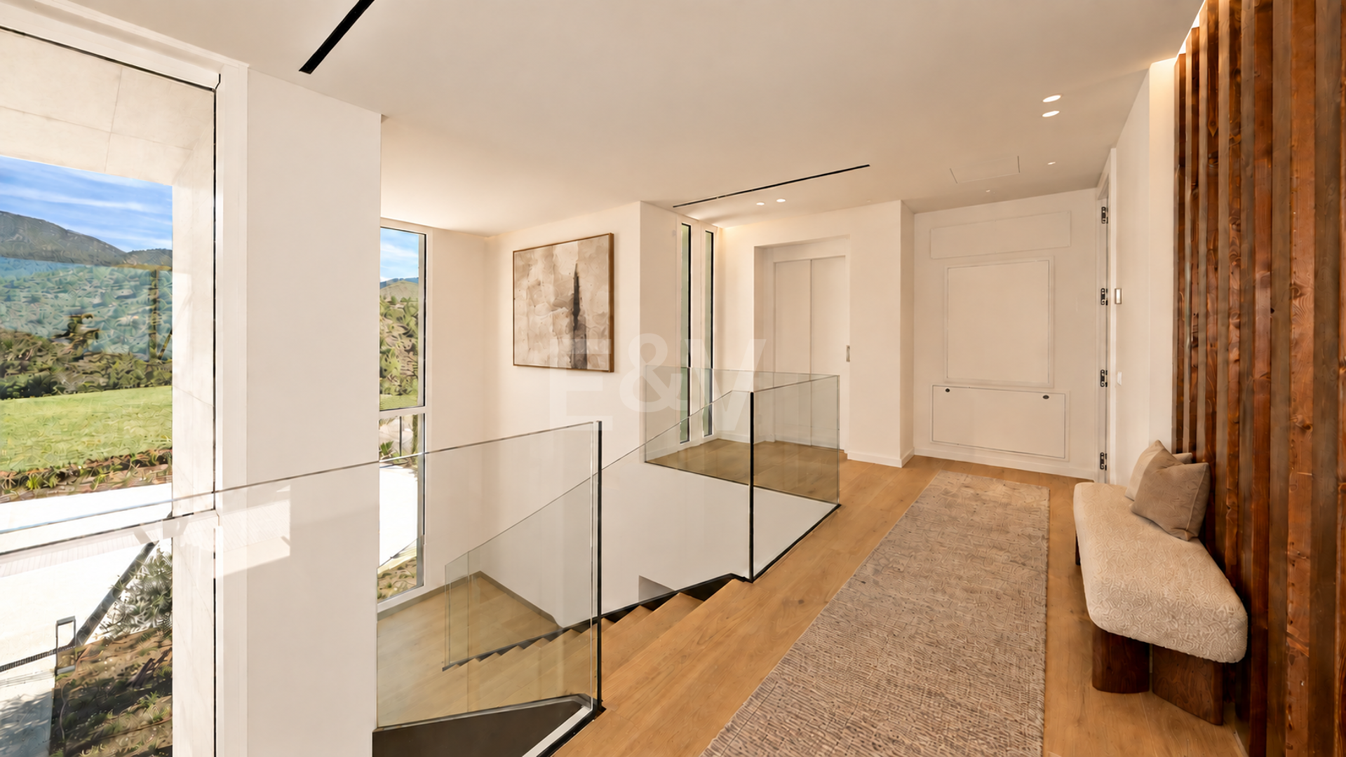 Villa de lujo con salón de doble altura, vistas panorámicas al mar y servicios de resort en Palo Alto, Marbella