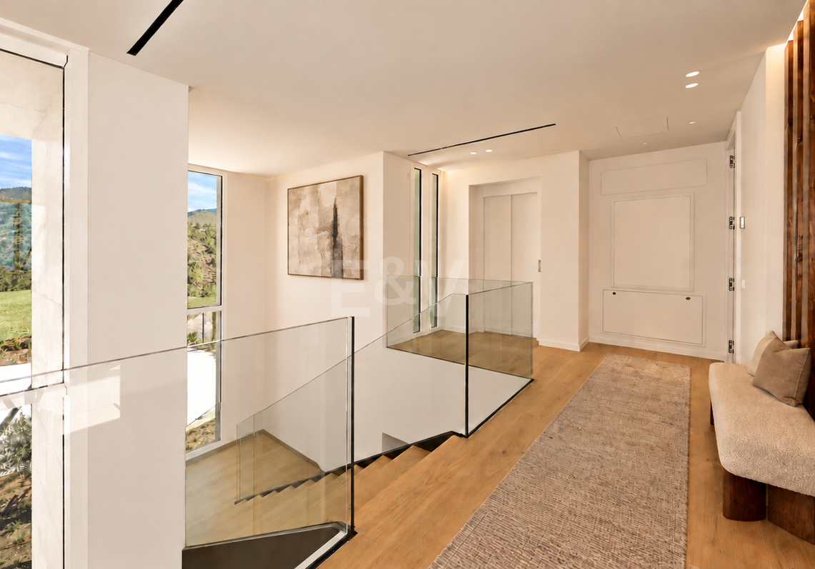 Villa de lujo con salón de doble altura, vistas panorámicas al mar y servicios de resort en Palo Alto, Marbella