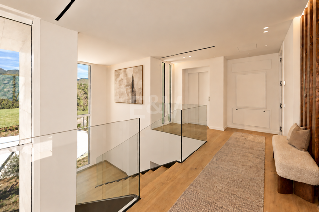 Villa de lujo con salón de doble altura, vistas panorámicas al mar y servicios de resort en Palo Alto, Marbella