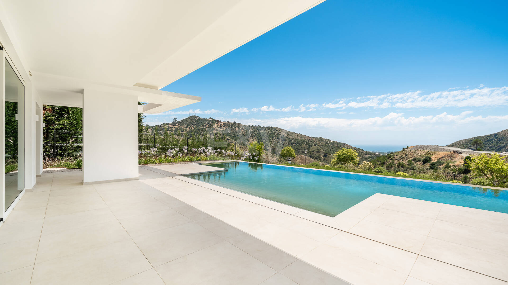 Villa de lujo con salón de doble altura, vistas panorámicas al mar y servicios de resort en Palo Alto, Marbella