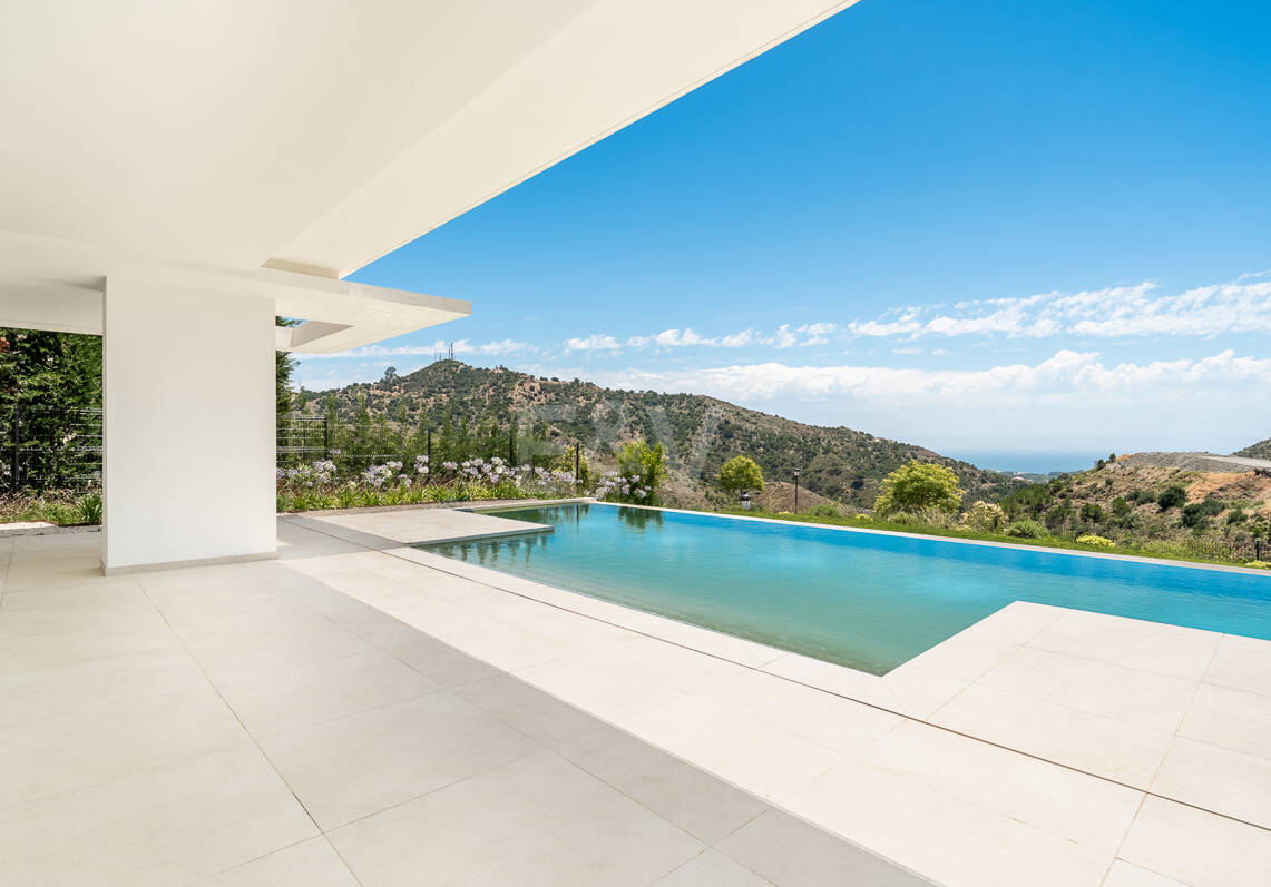 Villa de lujo con salón de doble altura, vistas panorámicas al mar y servicios de resort en Palo Alto, Marbella