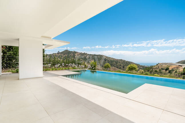 Villa de lujo con salón de doble altura, vistas panorámicas al mar y servicios de resort en Palo Alto, Marbella
