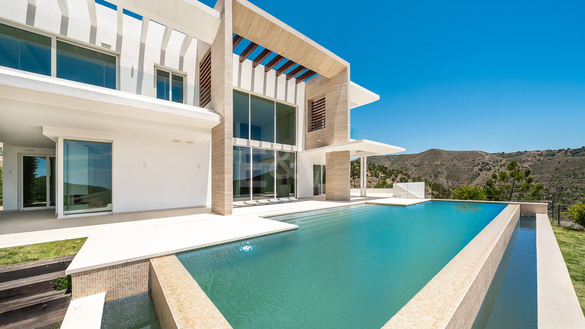 Villa de lujo con salón de doble altura, vistas panorámicas al mar y servicios de resort en Palo Alto, Marbella