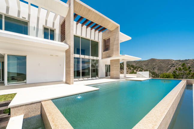 Villa de lujo con salón de doble altura, vistas panorámicas al mar y servicios de resort en Palo Alto, Marbella