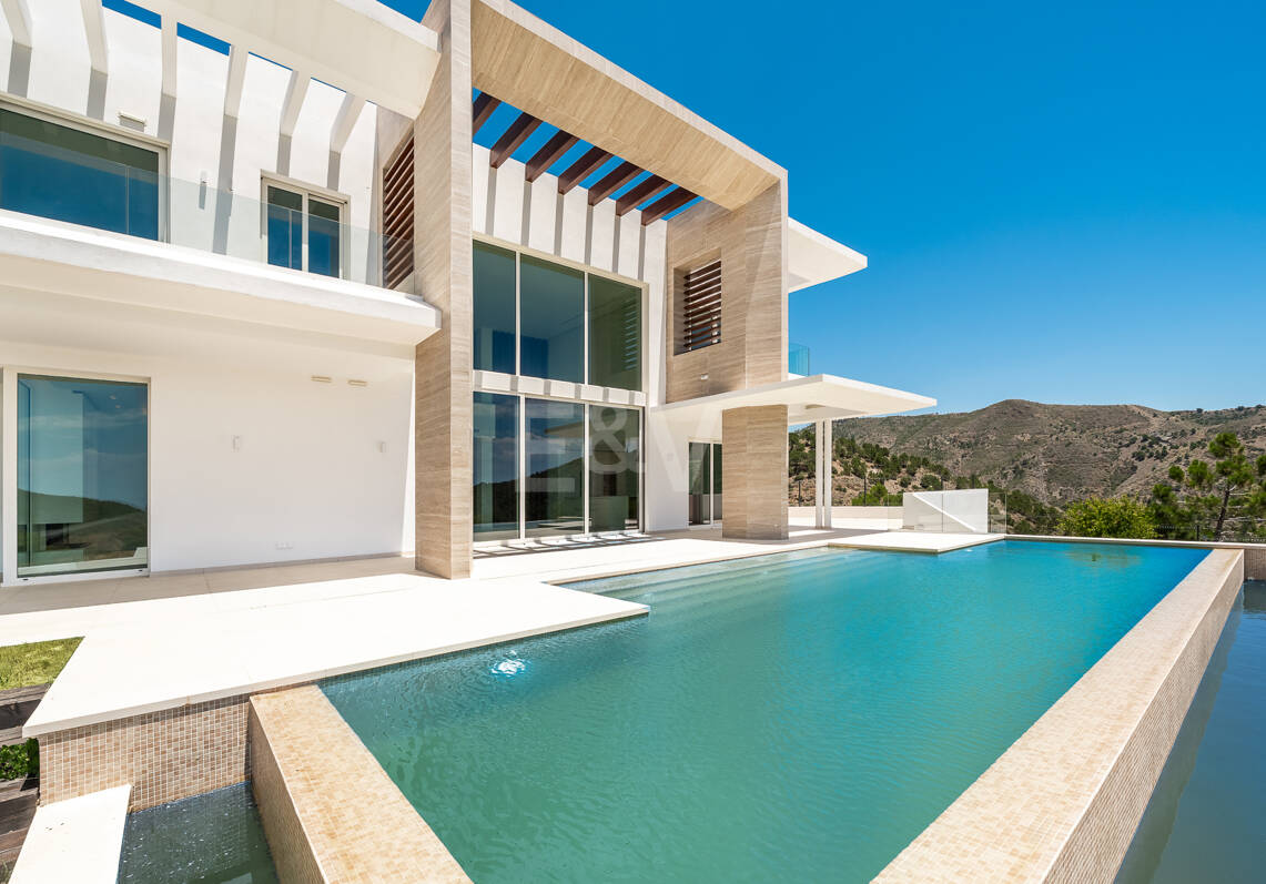 Villa de lujo con salón de doble altura, vistas panorámicas al mar y servicios de resort en Palo Alto, Marbella