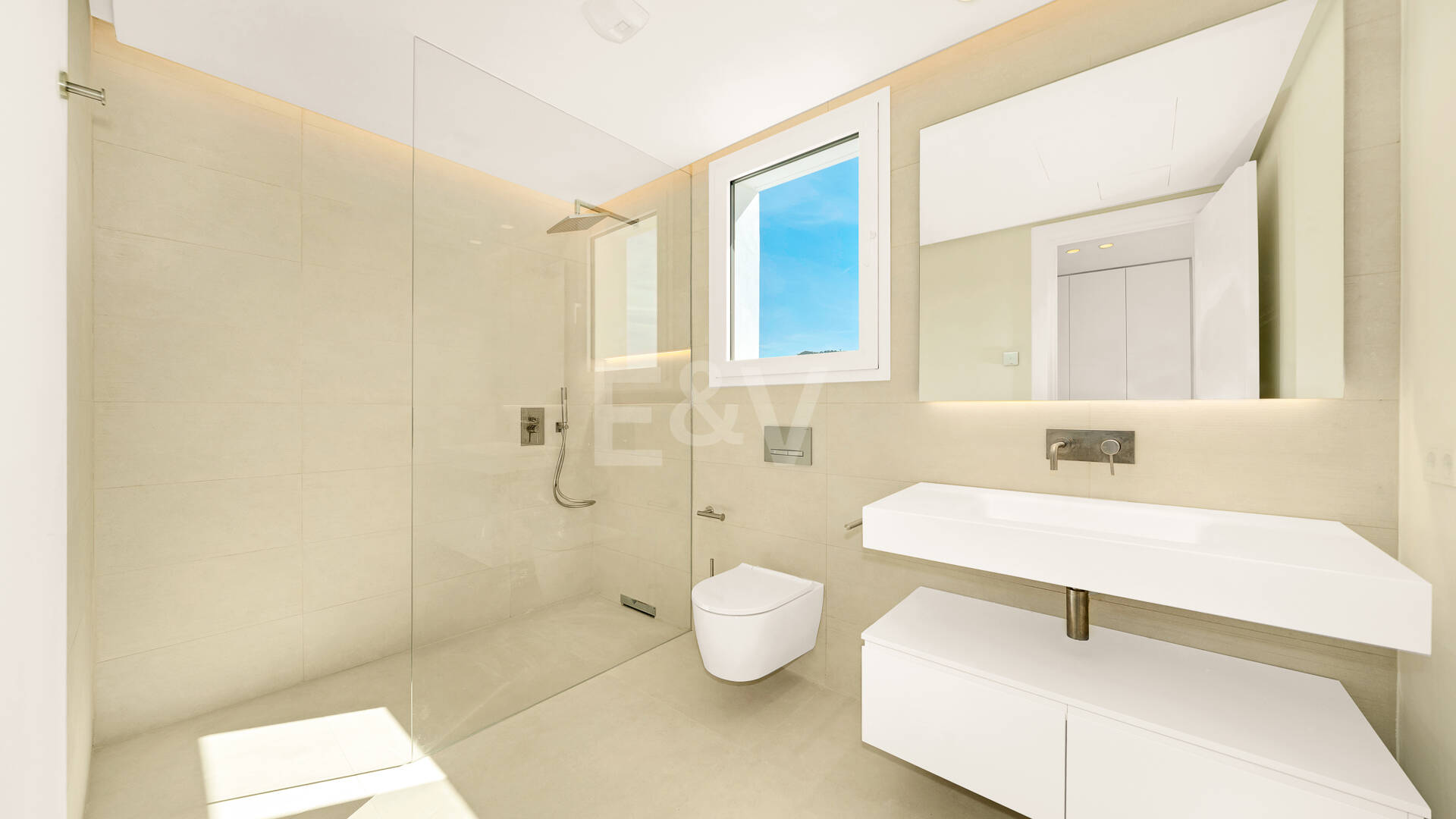 Villa de lujo con salón de doble altura, vistas panorámicas al mar y servicios de resort en Palo Alto, Marbella
