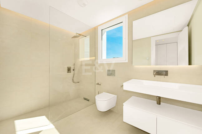 Villa de lujo con salón de doble altura, vistas panorámicas al mar y servicios de resort en Palo Alto, Marbella