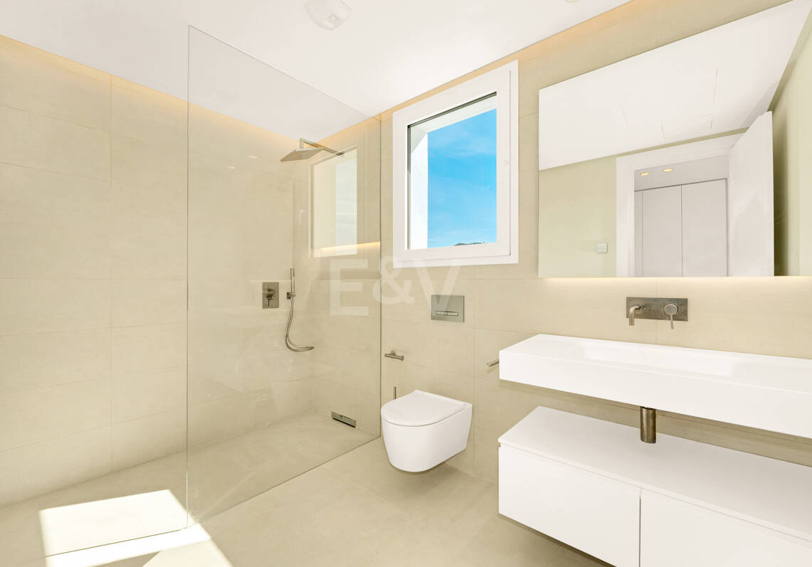 Villa de lujo con salón de doble altura, vistas panorámicas al mar y servicios de resort en Palo Alto, Marbella