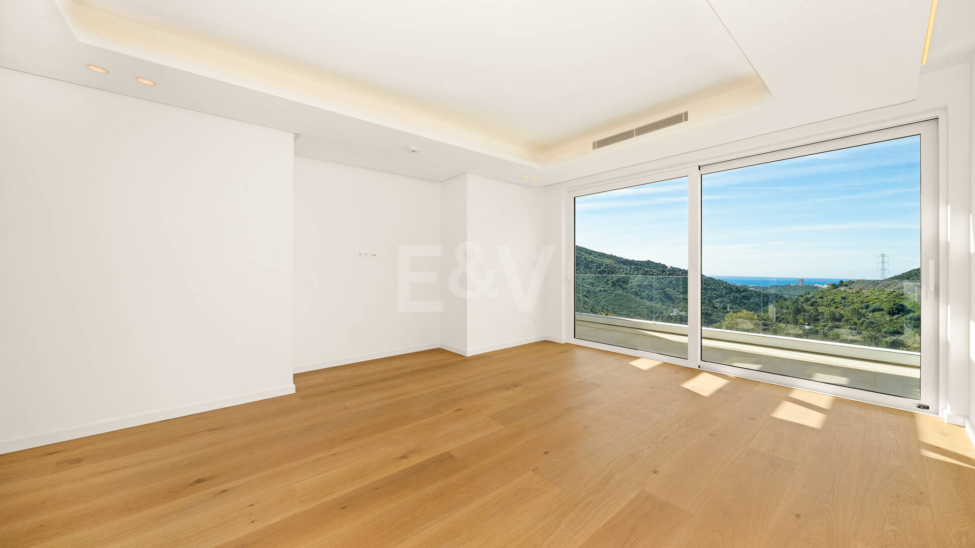 Villa de lujo con salón de doble altura, vistas panorámicas al mar y servicios de resort en Palo Alto, Marbella