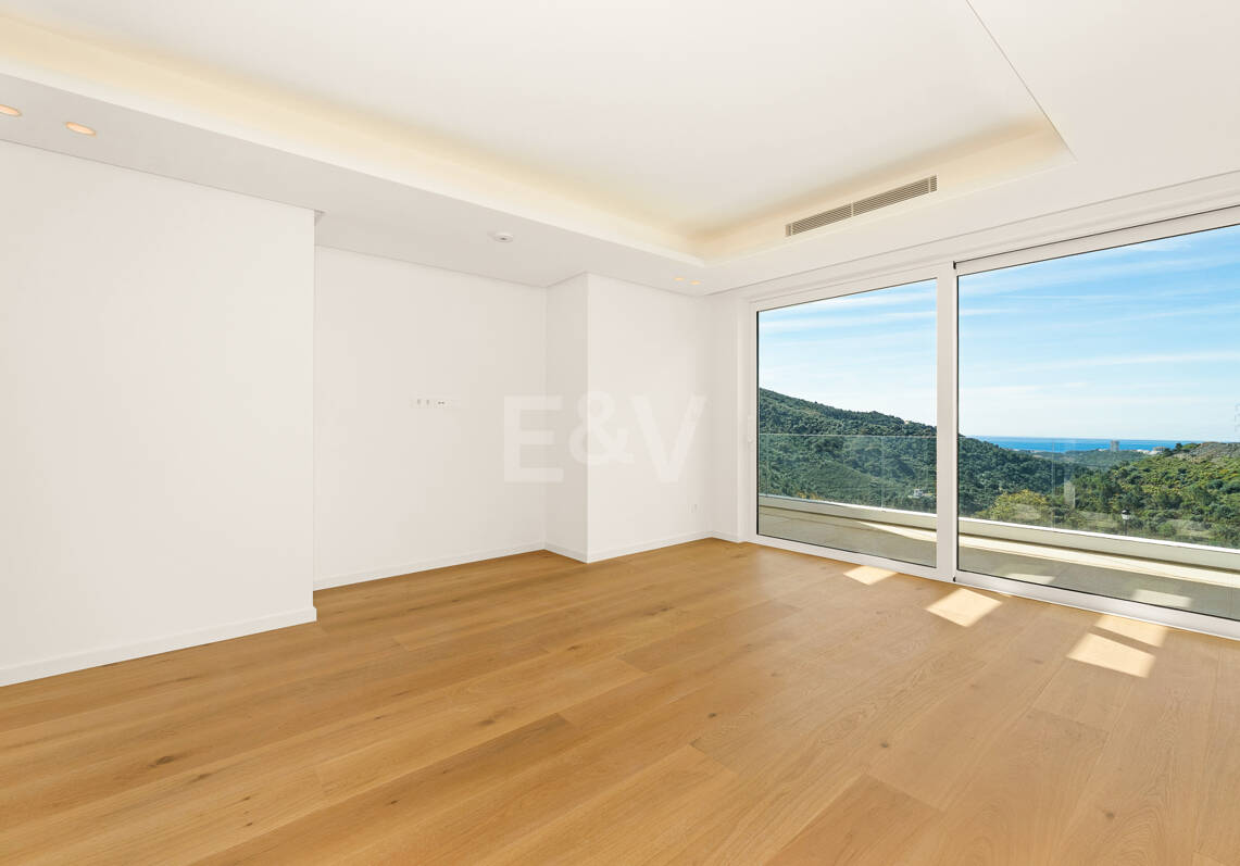 Villa de lujo con salón de doble altura, vistas panorámicas al mar y servicios de resort en Palo Alto, Marbella
