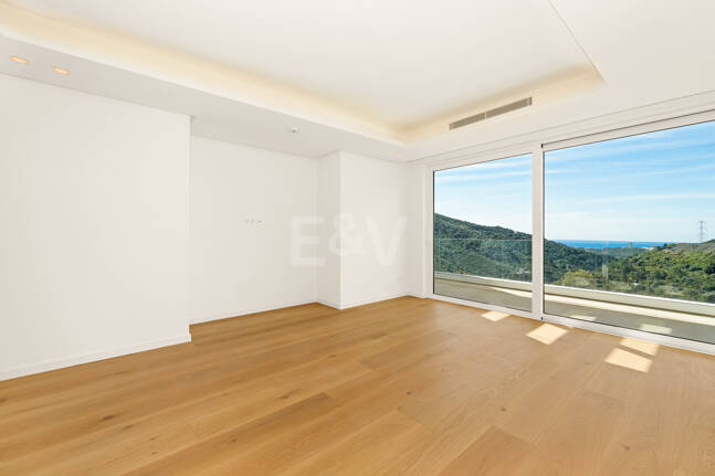 Villa de lujo con salón de doble altura, vistas panorámicas al mar y servicios de resort en Palo Alto, Marbella