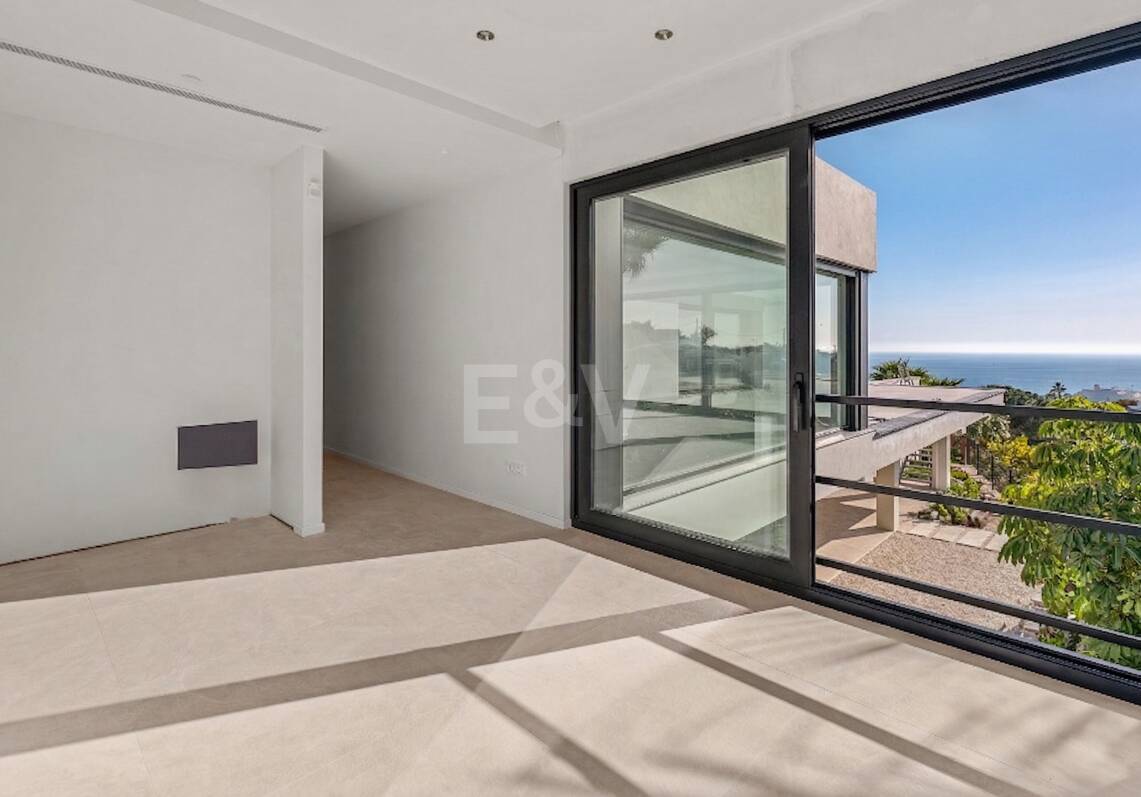 Villa en primera línea de golf con impresionantes vistas al mar