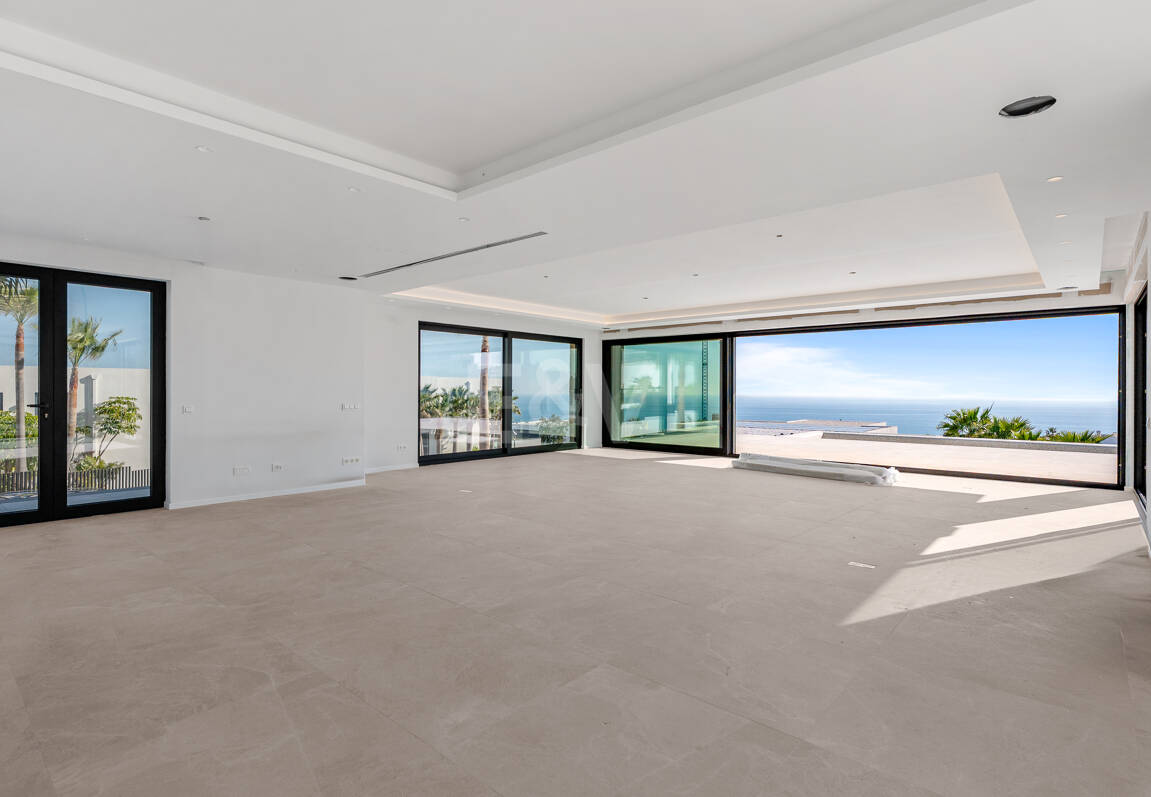 Frontline Golf Villa with Stunning Sea Views