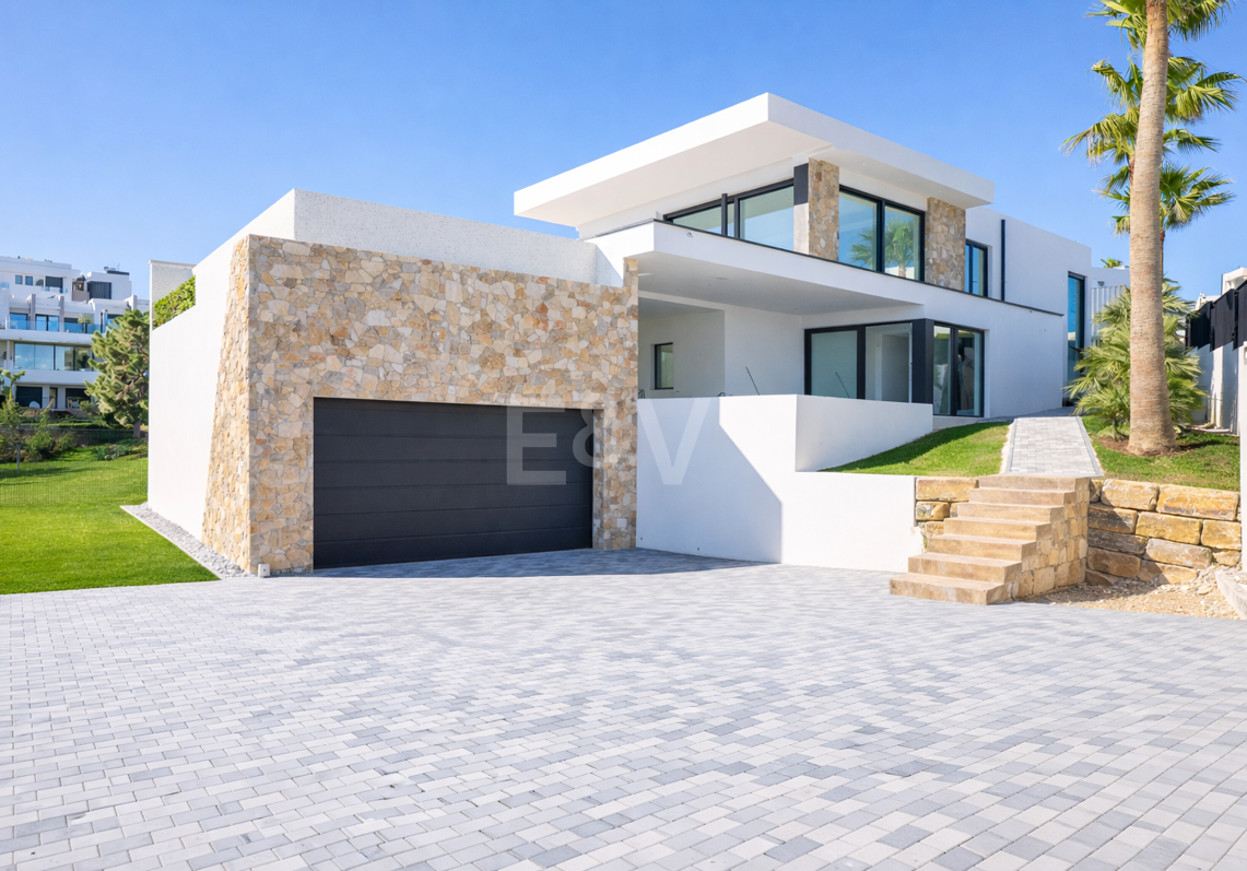 Villa en primera línea de golf con impresionantes vistas al mar