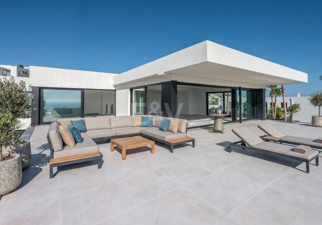 Villa en primera línea de golf con impresionantes vistas al mar