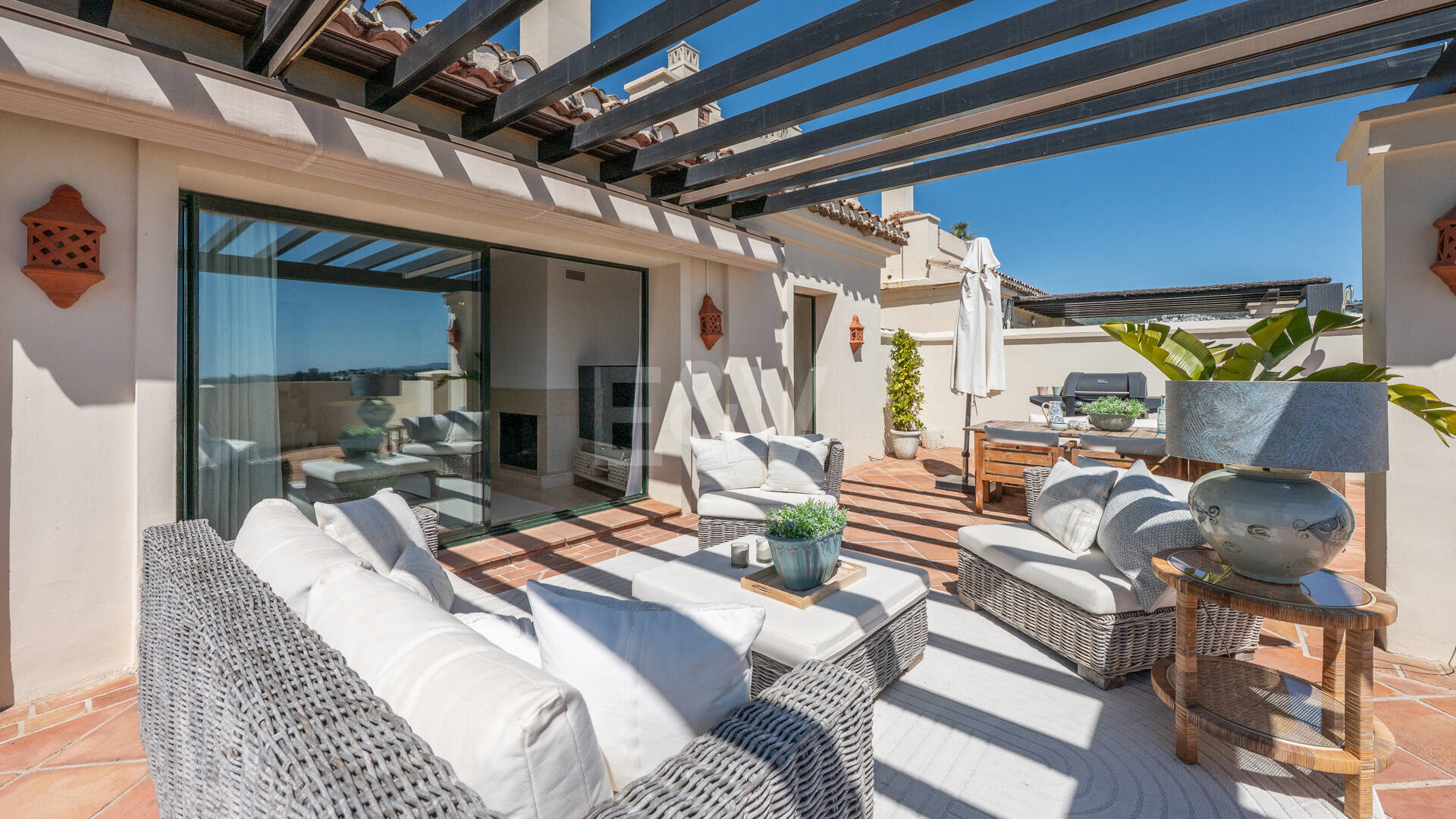 Penthouse duplex avec vue panoramique sur le golf et la mer à Capanes del Golf avec des prestations de style resort