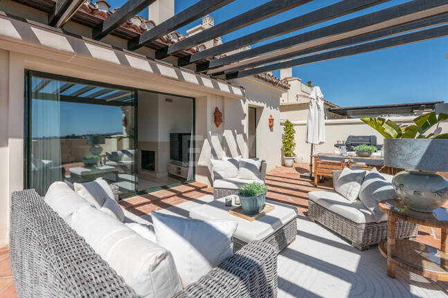 Penthouse duplex avec vue panoramique sur le golf et la mer à Capanes del Golf avec des prestations de style resort