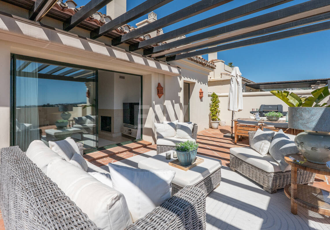 Maisonette-Penthouse in der luxuriösen Golfanlage Capanes del Golf in erster Reihe mit Panoramablick auf Golfplatz und Meer sowie Resort-Annehmlichkeiten