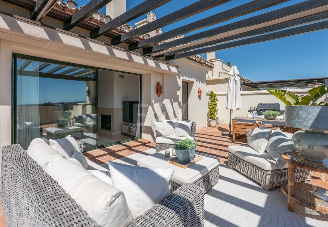 Penthouse duplex avec vue panoramique sur le golf et la mer à Capanes del Golf avec des prestations de style resort