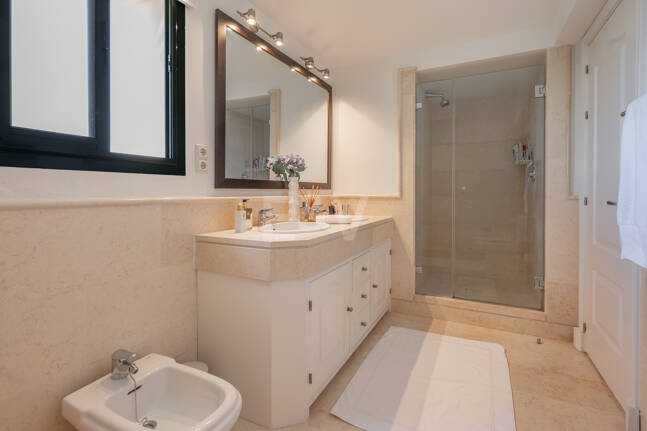 Penthouse duplex avec vue panoramique sur le golf et la mer à Capanes del Golf avec des prestations de style resort