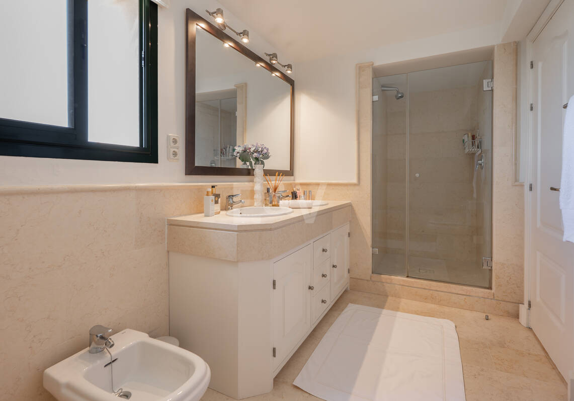 Maisonette-Penthouse in der luxuriösen Golfanlage Capanes del Golf in erster Reihe mit Panoramablick auf Golfplatz und Meer sowie Resort-Annehmlichkeiten