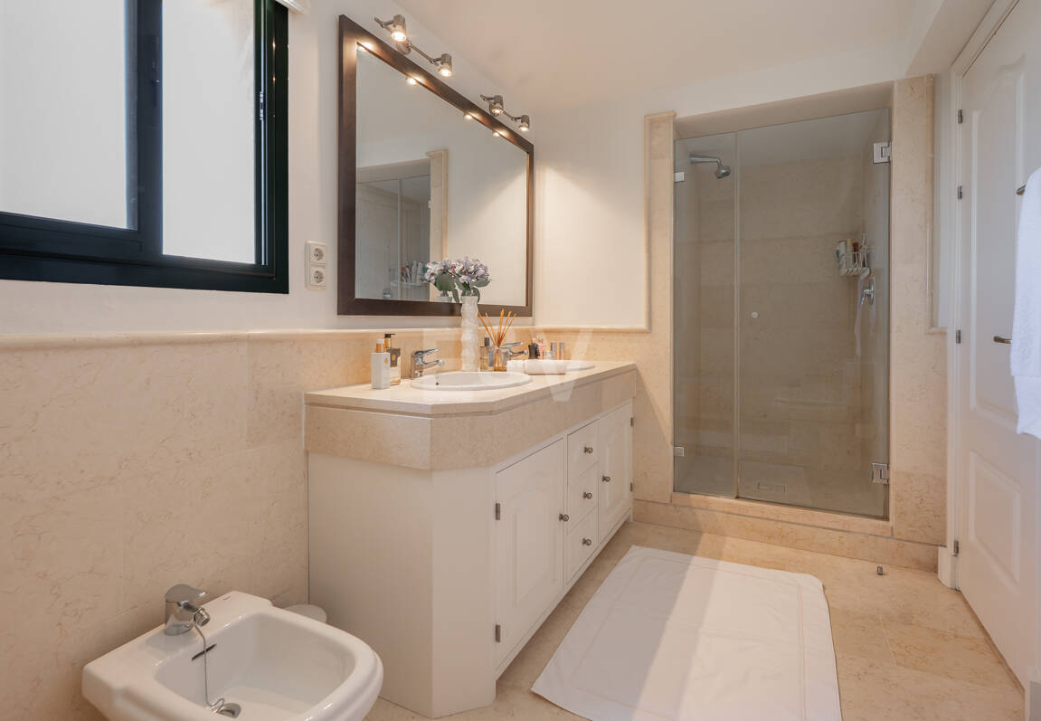 Penthouse duplex avec vue panoramique sur le golf et la mer à Capanes del Golf avec des prestations de style resort