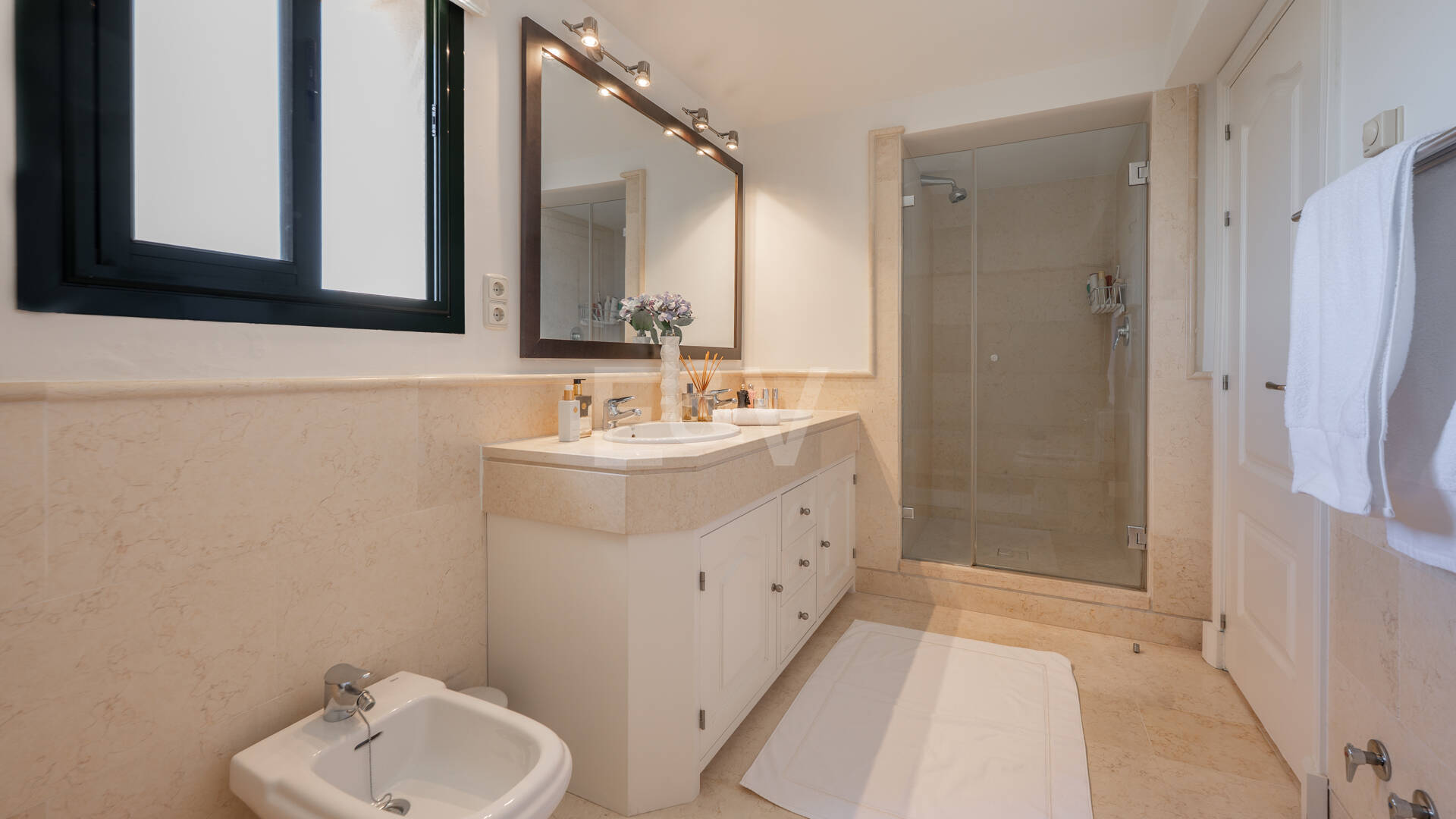 Penthouse duplex avec vue panoramique sur le golf et la mer à Capanes del Golf avec des prestations de style resort