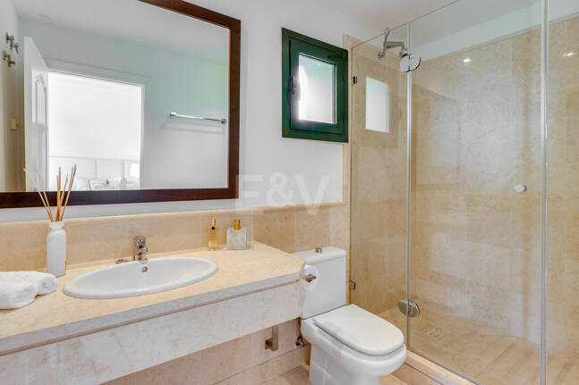 Penthouse duplex avec vue panoramique sur le golf et la mer à Capanes del Golf avec des prestations de style resort