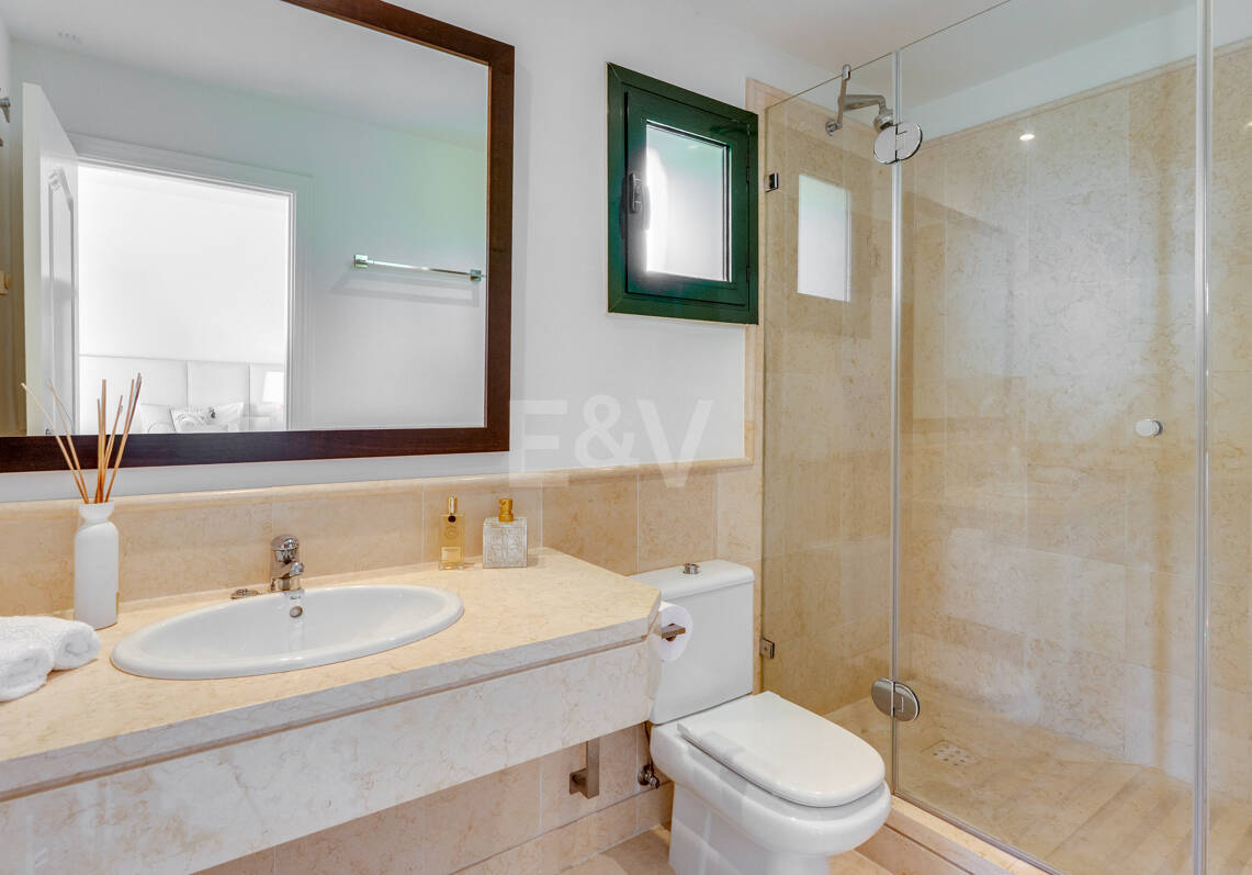 Maisonette-Penthouse in der luxuriösen Golfanlage Capanes del Golf in erster Reihe mit Panoramablick auf Golfplatz und Meer sowie Resort-Annehmlichkeiten