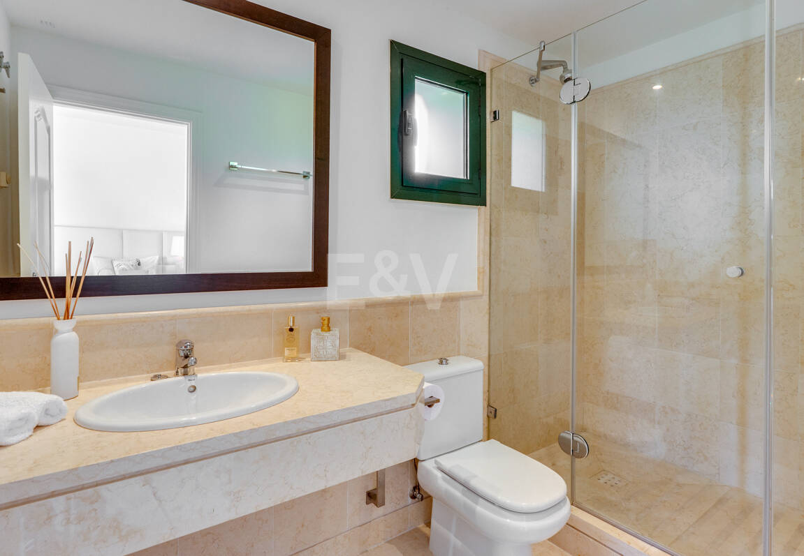 Penthouse duplex avec vue panoramique sur le golf et la mer à Capanes del Golf avec des prestations de style resort