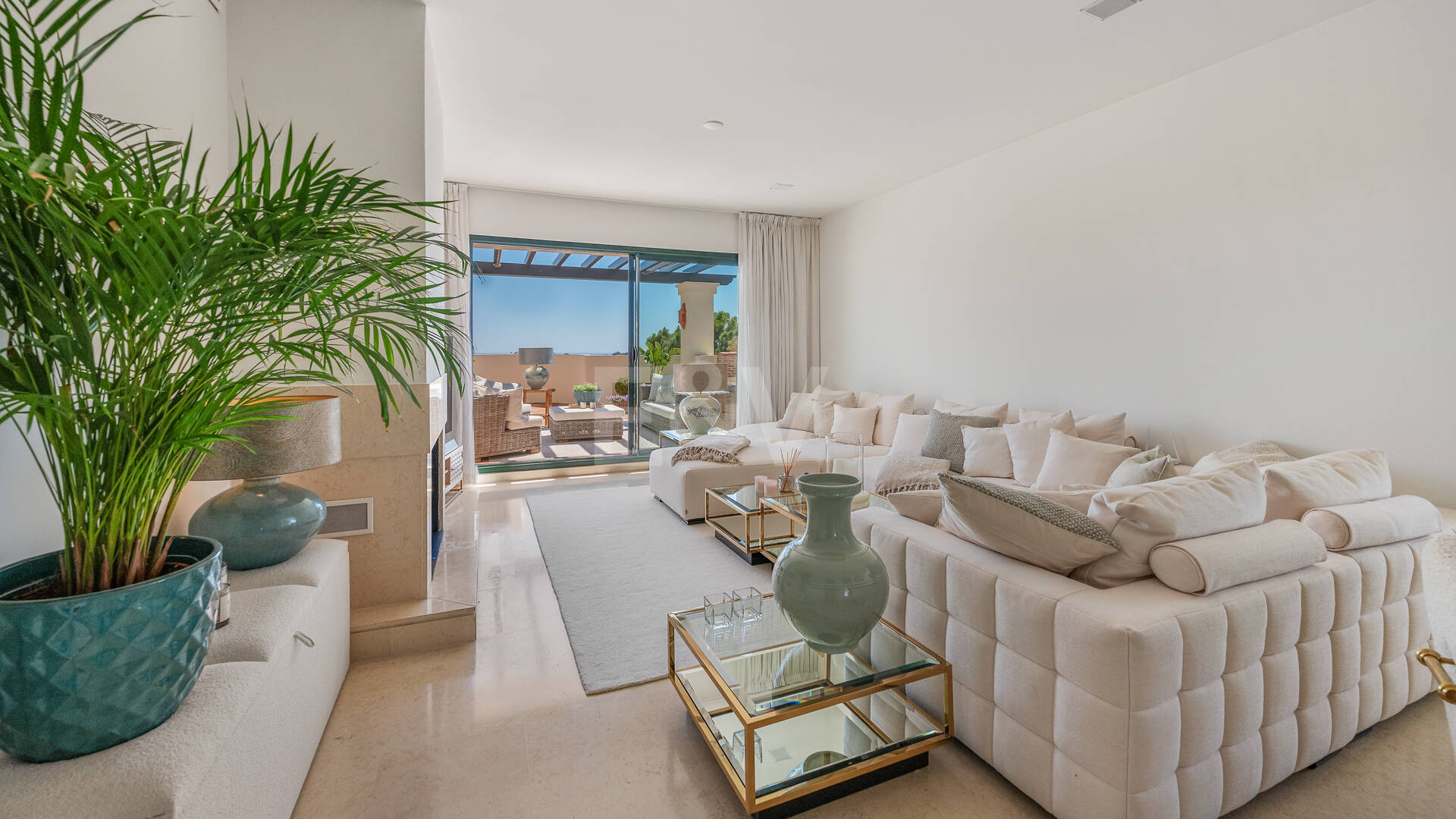 Penthouse duplex avec vue panoramique sur le golf et la mer à Capanes del Golf avec des prestations de style resort