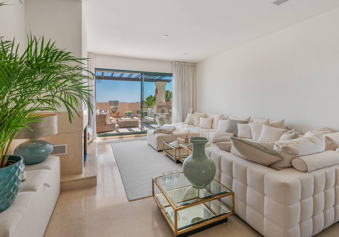 Maisonette-Penthouse in der luxuriösen Golfanlage Capanes del Golf in erster Reihe mit Panoramablick auf Golfplatz und Meer sowie Resort-Annehmlichkeiten