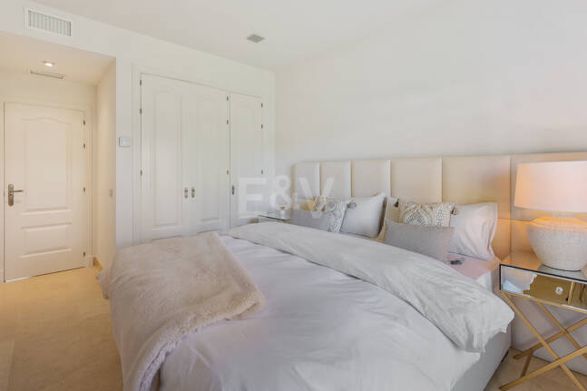 Penthouse duplex avec vue panoramique sur le golf et la mer à Capanes del Golf avec des prestations de style resort