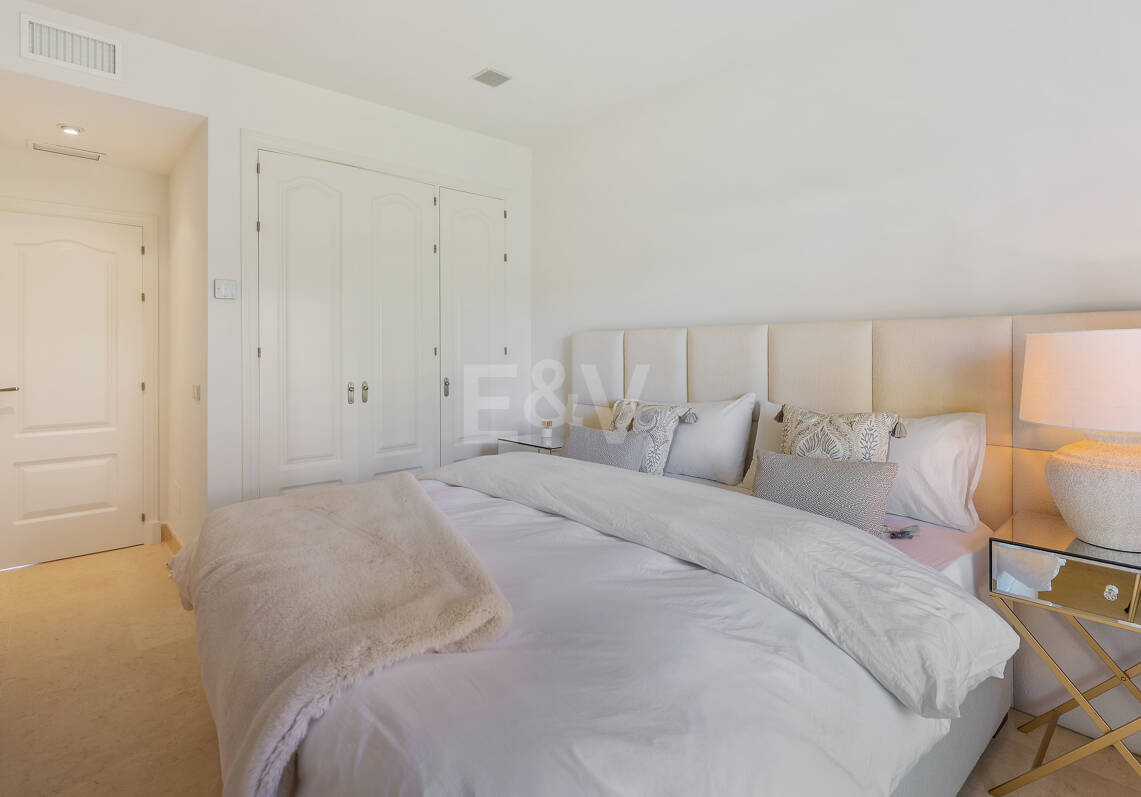 Maisonette-Penthouse in der luxuriösen Golfanlage Capanes del Golf in erster Reihe mit Panoramablick auf Golfplatz und Meer sowie Resort-Annehmlichkeiten