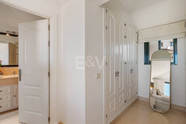 Penthouse duplex avec vue panoramique sur le golf et la mer à Capanes del Golf avec des prestations de style resort